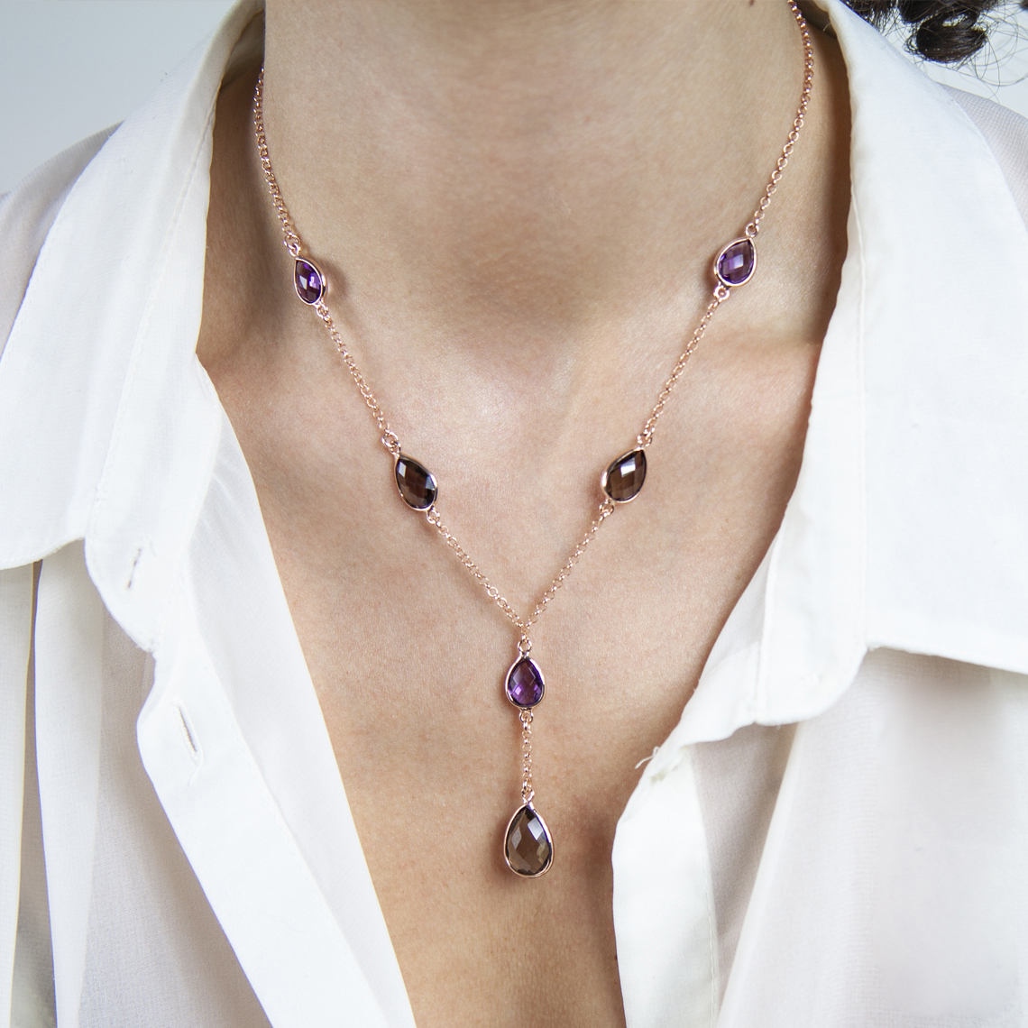 Collana in argento rosé con ametista e quarzo fumé indossata, modello “Urano”