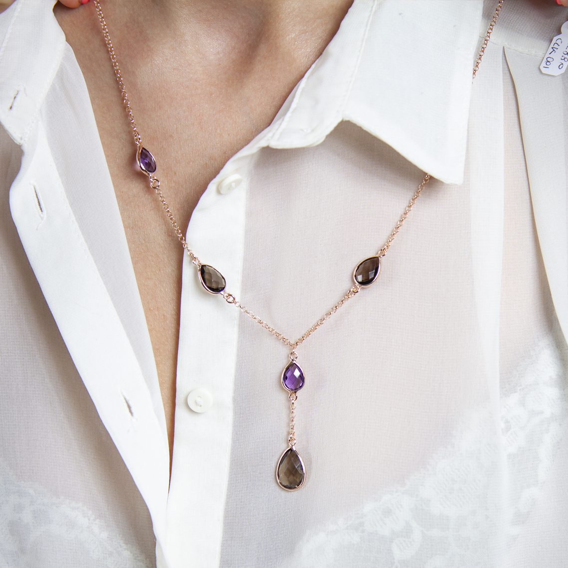 Collana in argento rosé con ametista e quarzo fumé indossata, modello “Urano”