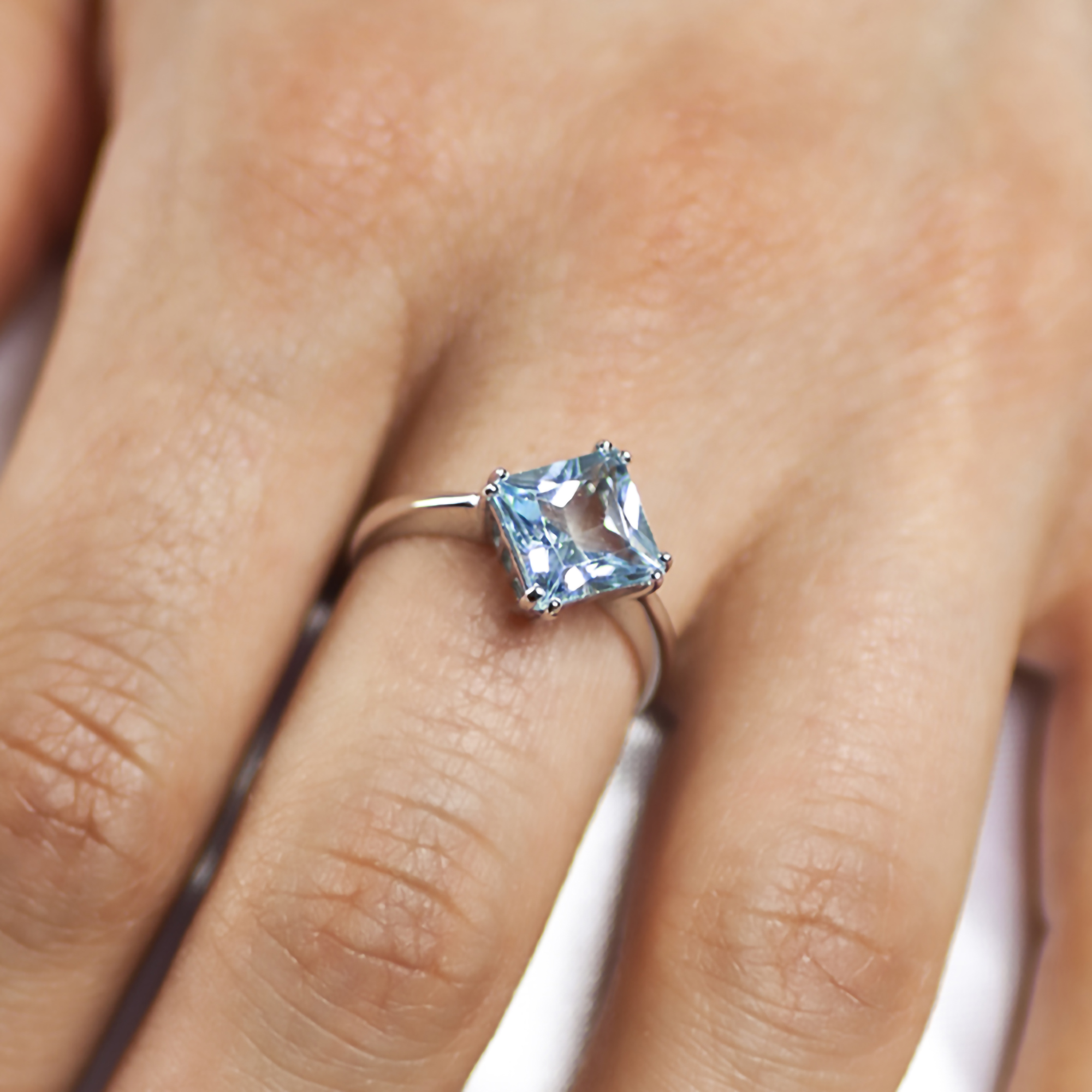 Anello con topazio azzurro