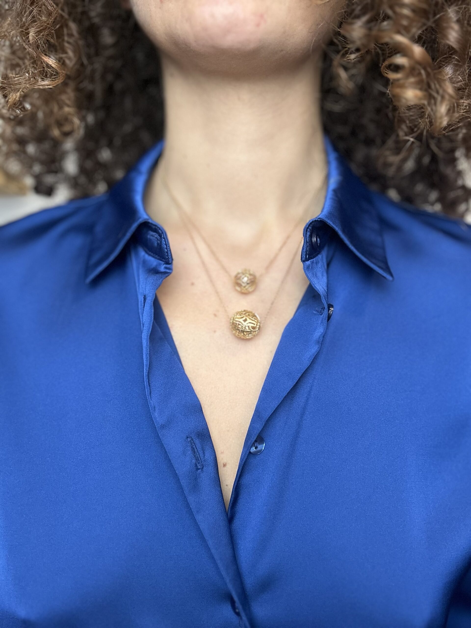 Collana con due sfere traforate